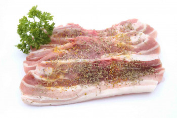 Poitrine de porc sans os tranchée marinée